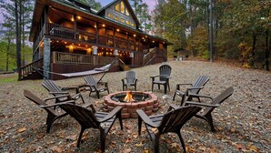 Un chalet doté d’un foyer extérieur et de sièges pour profiter de l’extérieur.