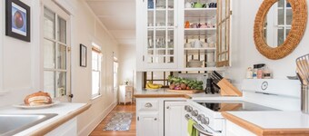 ★ GO-Cottage ★ Comfort, Charm, Cozy Vibe ★ King Bed ★ Fenced Yard ★ Walk to town