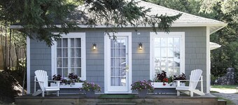 ★ GO-Cottage ★ Comfort, Charm, Cozy Vibe ★ King Bed ★ Fenced Yard ★ Walk to town