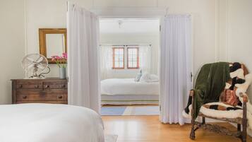 2 chambres, bureau, fer et planche Ă repasser, lit parapluie