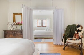 2 habitaciones, escritorio y tabla de planchar con plancha 