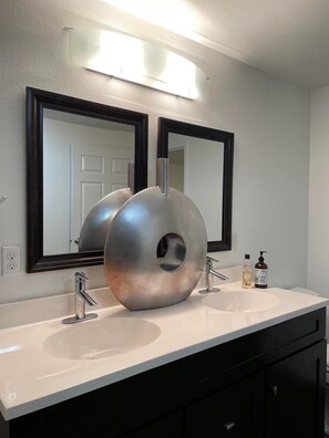 Regadera, secadora de cabello, toallas, jabón 