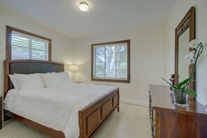 3 bedrooms, iron/ironing board, WiFi, bed sheets - Charming Sarasota Home • Near Beaches & Downtown, 3bed, 2 bath. (Sarasota)