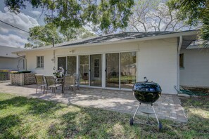 Outdoor dining - Charming Sarasota Home • Near Beaches & Downtown, 3bed, 2 bath. (Sarasota)