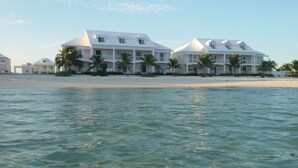 A beachfront hotel with multiple stories, balconies, and palm trees. - DESIGN STUNNING LUXURY BEACH-HOUSE FULLY RENOVATED 5 Stars L (Nassau)