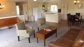 TV, fireplace, DVD player, books - Easy living and CLEAN (Penn Yan)