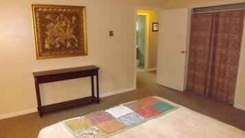 3 habitaciones, tabla de planchar con plancha y ropa de cama