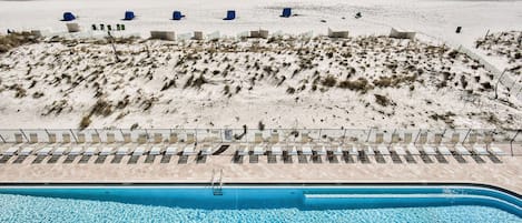 在海滩、沙滩椅