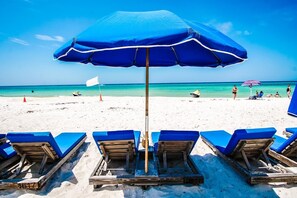Sur la plage, chaise longue