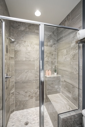 Badewanne, Haartrockner, Handtücher, Seife