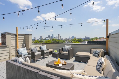 Luxurious Downtown Home w/ HUGE Rooftop! 1.5m to Broadway!