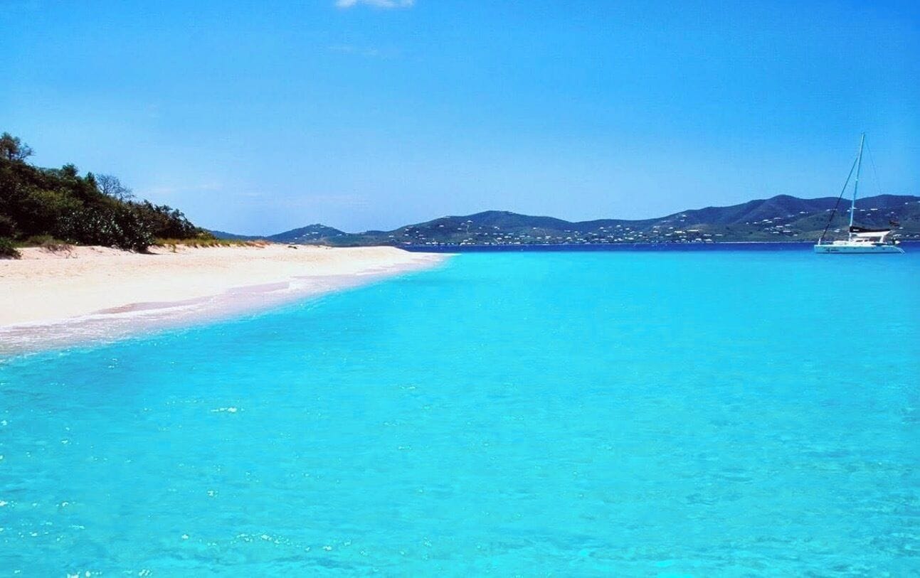På stranden, solstolar och strandhanddukar