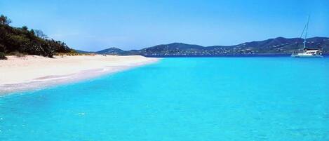 على الشاطئ، كراسي للتشمس، مناشف للشاطئ