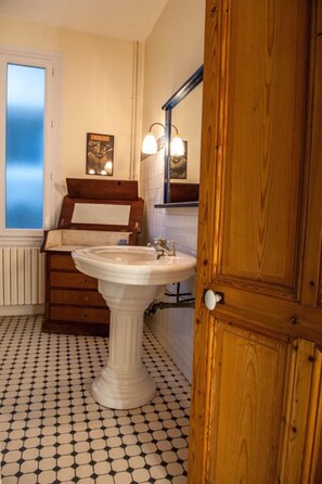 Bathtub, hair dryer, towels, soap
