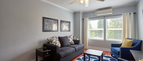 Una televisión, una chimenea