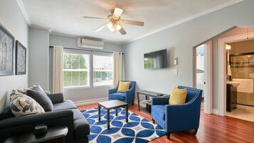 Una televisión, una chimenea