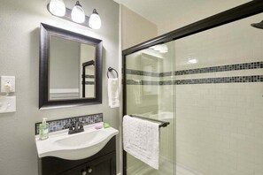 Chuveiro, secador de cabelo, toalhas de banho, sabonete