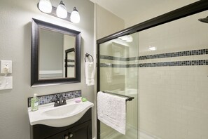 Douche, sèche-cheveux, serviettes fournies