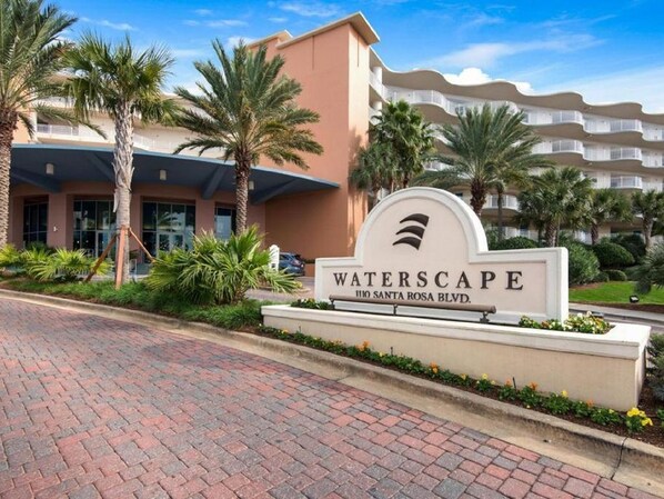 L’entrée d’un hôtel, avec une enseigne indiquant : « WATERSCAPE, 1110, boulevard Santa Rosa ».
