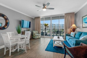 Smart TV, DVD player, video library, stereo - Waterscape 4th Flr 1 Bedroom w Bunks -on the beach- (Fort Walton Beach)