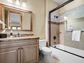 Combined shower/bathtub, jetted bath, hair dryer, towels