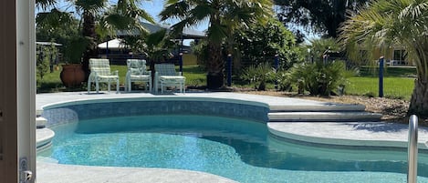 Una piscina al aire libre