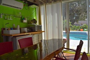 Geladeira, micro-ondas, cafeteira/chaleira, torradeira