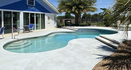  Pet friendly Cottage with Pool on Horse Farm w/level 2 EV Charger