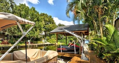 Waterfront Million Dollar Pool Home, 2 cocinas para entretener, 2 salas de lavandería