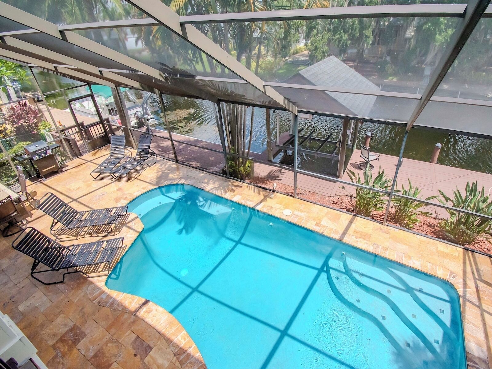 Una piscina al aire libre, una piscina climatizada