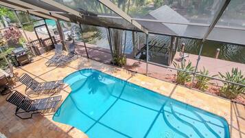 Una piscina al aire libre, una piscina climatizada