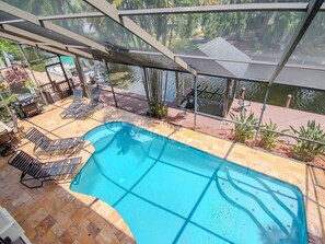 Alberca al aire libre y alberca climatizada