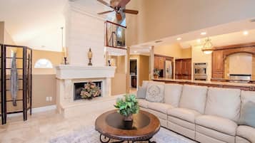 Smart TV, chimenea, videojuegos, reproductor de DVD