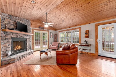 Waterfall Cabin, Hot Tub, WiFi, Fireplace & Fire Pit, Fenced Yard, Pets ok.