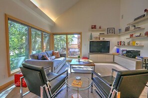 Älytelevisio, takka, videopelikonsoli, DVD-soitin