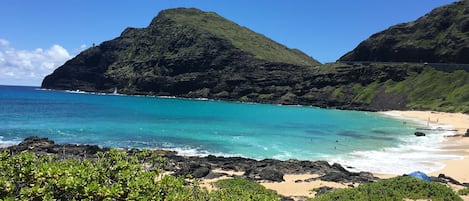 Beach nearby, sun loungers, beach towels
