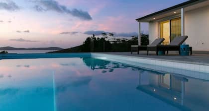 Cruz Bay In Town Estate Villa / 300 ° Vistas / piscina privada / Walk to Town & Beach