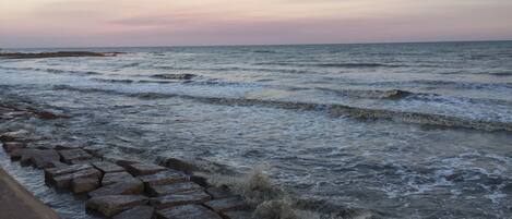 Sur la plage, chaise longue