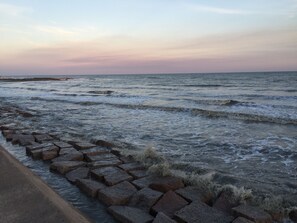 På stranden og solsenger