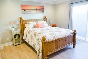1 chambre, fer et planche à repasser, lit de bébé portatif