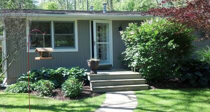 Walk To Beach - Cozy Douglas Cottage - Close To Downtown Saugatuck