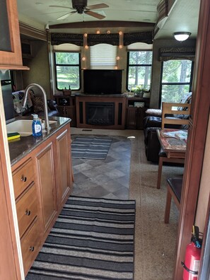 TV, caminetto, impianto stereo