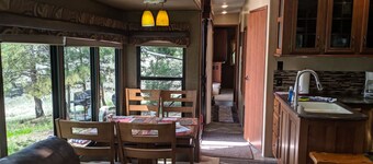 Sandpiper 40ft RV @EvansCliff /HotTub on deck, BBQ grill