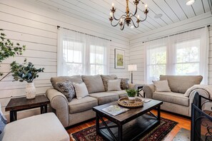 TV, caminetto, libri