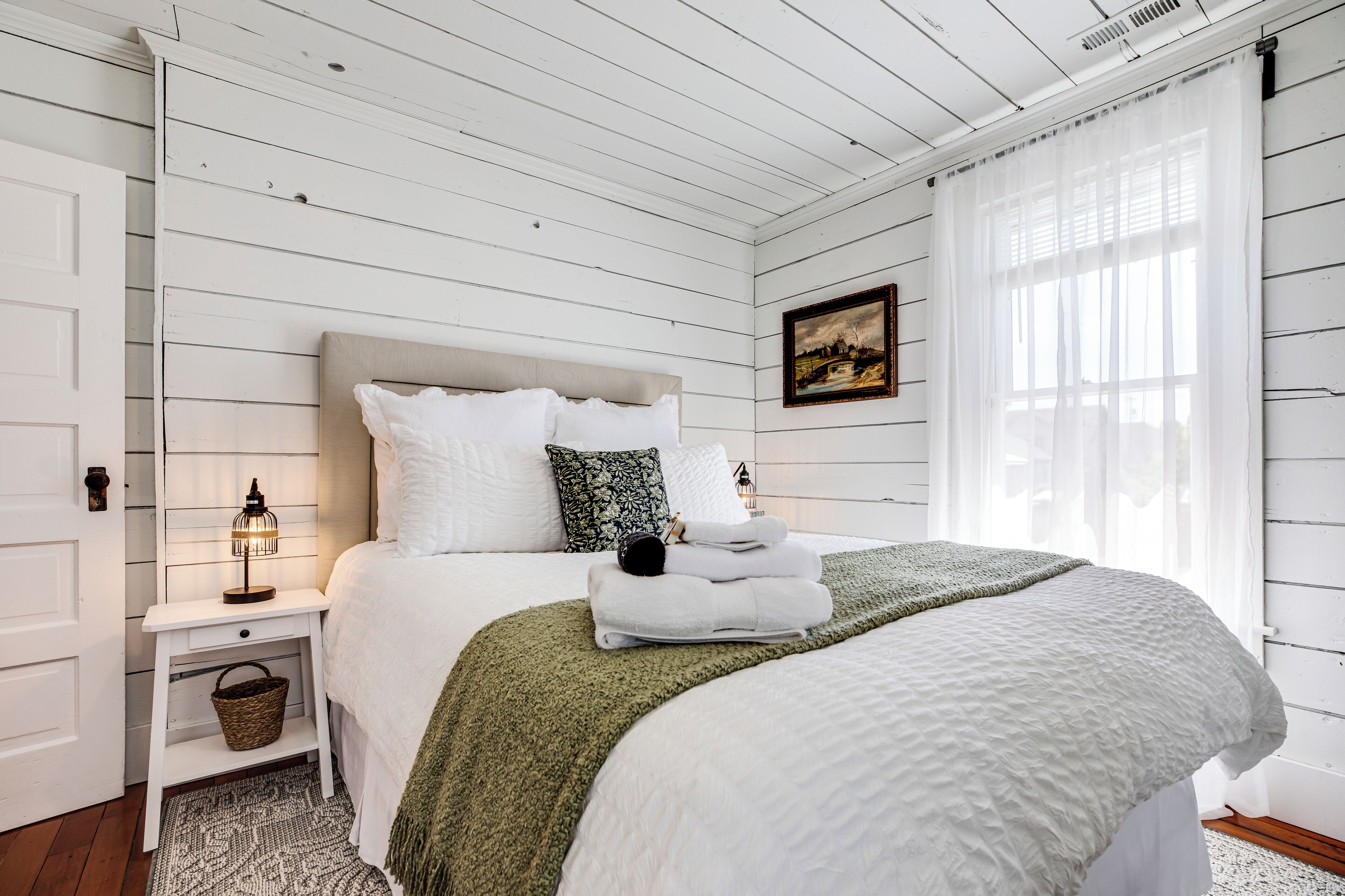 3 chambres, bureau, fer et planche à repasser, lit parapluie