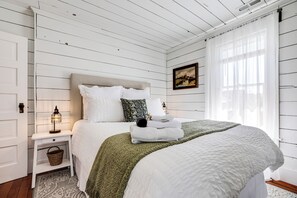 3 habitaciones, escritorio y tabla de planchar con plancha 