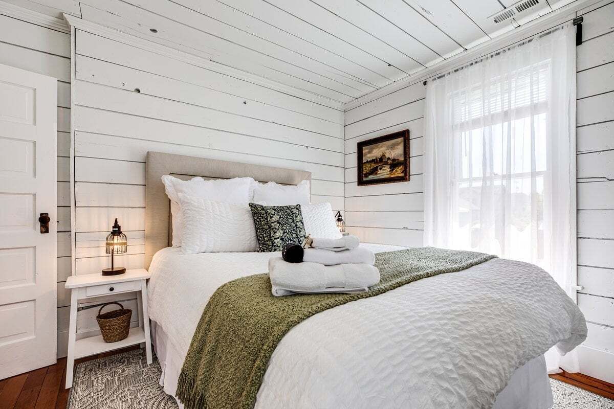 3 chambres, bureau, fer et planche à repasser, lit parapluie