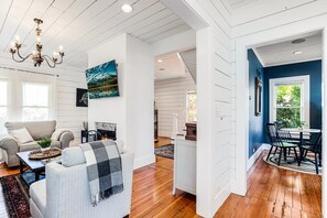 スマートテレビ、暖炉、DVD プレーヤー、書庫