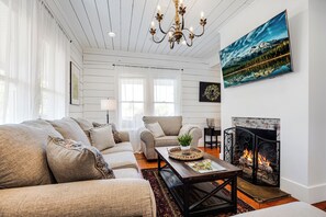 TV, caminetto, libri