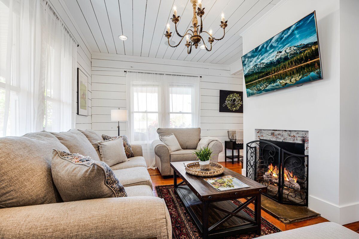 Televisión, chimenea y libros 